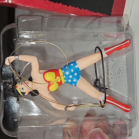 Hallmark Wonder Woman Christmas ornament - Picture 3 of 6